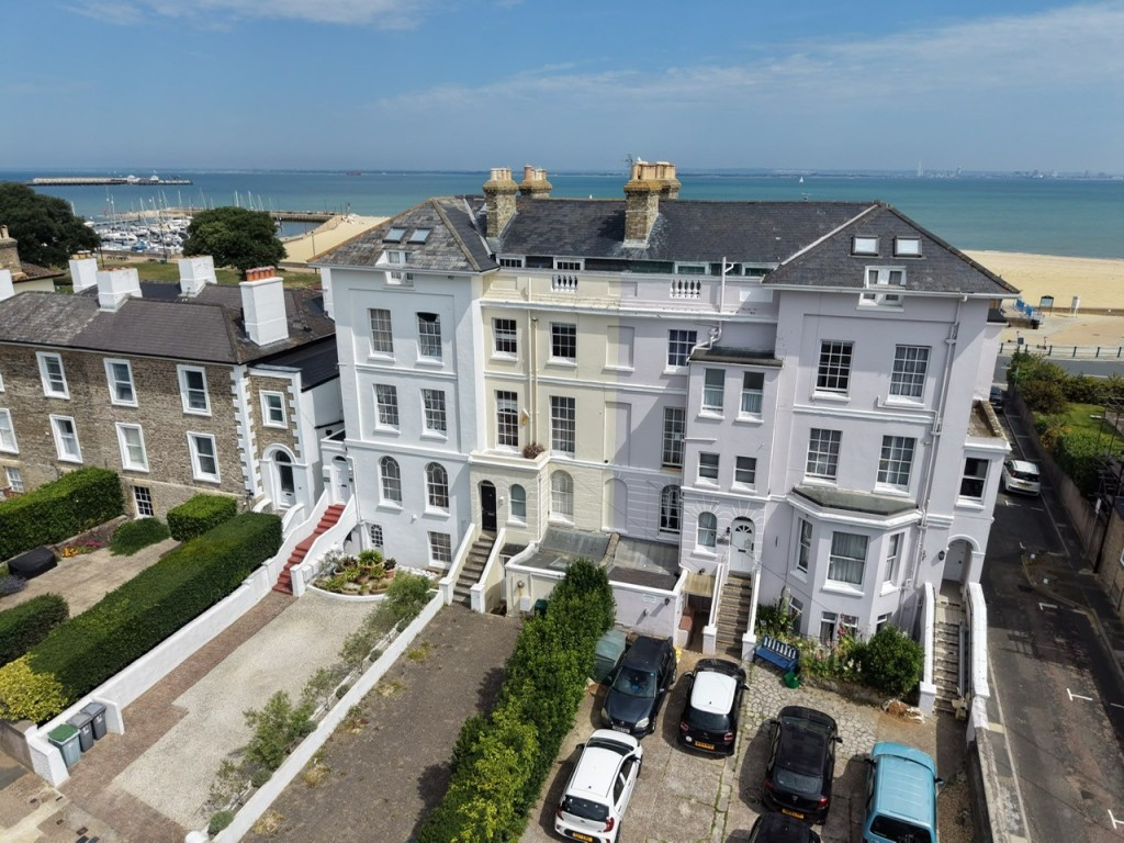 Lot: 81 - FREEHOLD SEAFRONT FIVE STOREY HOME WITH PARKING AND BEAUTIFUL BEACH AND SEA VIEWS - View of the property with the beach and seafront behind